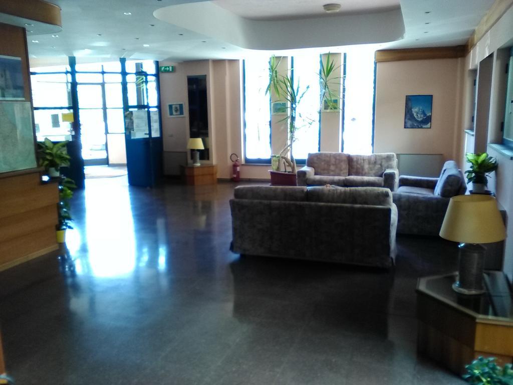 Hotel Cristallo Assergi Exteriör bild