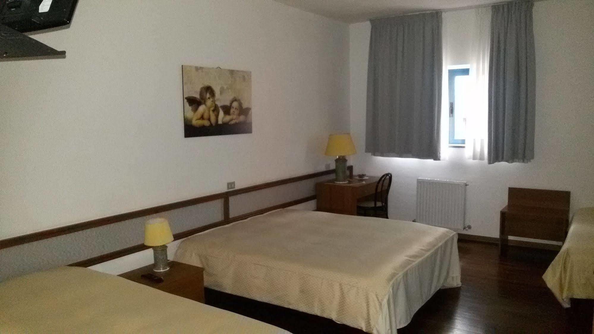 Hotel Cristallo Assergi Exteriör bild
